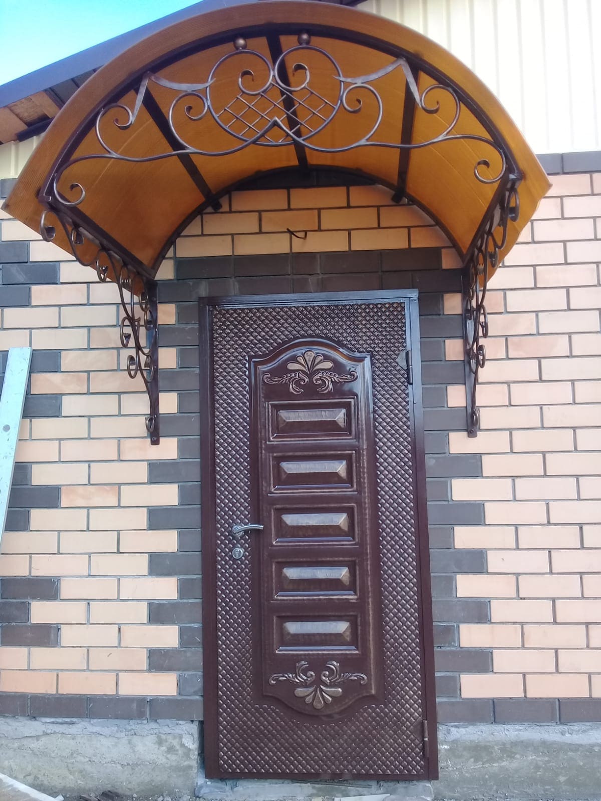 Кованый козырёк над крыльцом