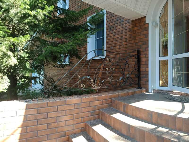 Полукруглое кованое крыльцо