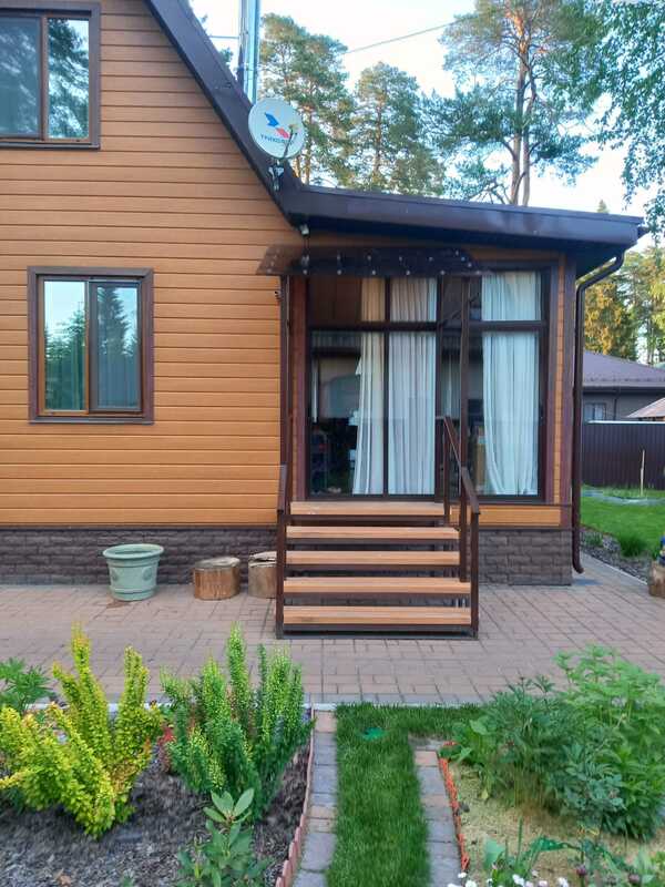 Металлическое крыльцо-веранда для дачного дома с навесом