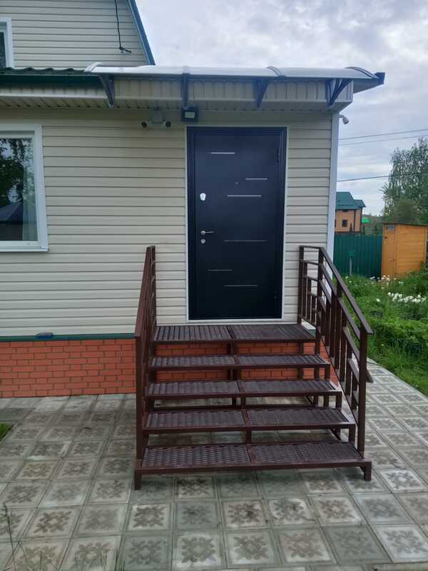 Простые кованые перила для крыльца