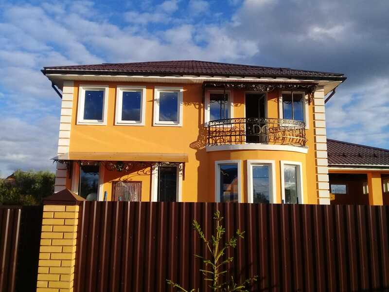 Кованый козырёк на стойках и балконное ограждение