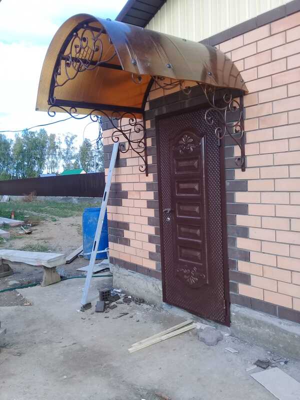 Арочные кованые козырьки над входом