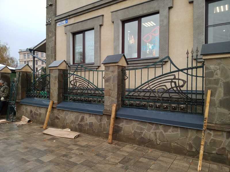 Кованый забор с патиной