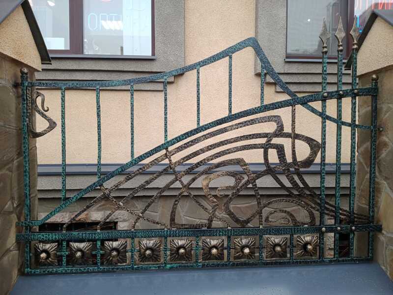 Кованый забор с патиной