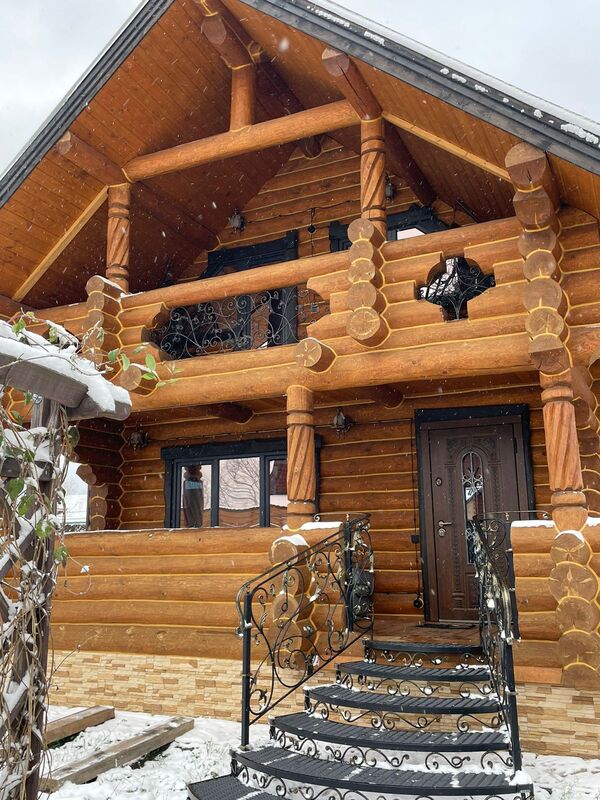 Кованое крыльцо и балкон для бревенчатого дома