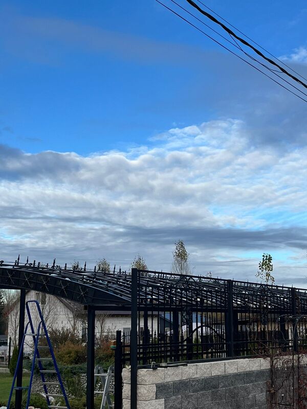 Большой арочный навес для двора с декоративным каркасом