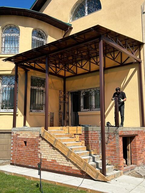 Навес с ферменной конструкцией для входной группы