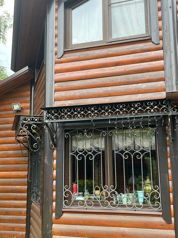 Кованая решётка на окно и цветочница для деревянного дома
