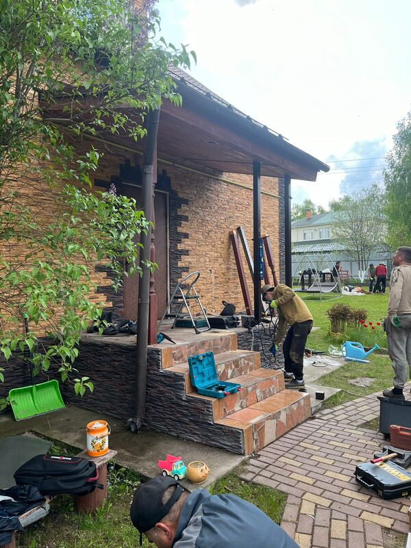 Кованые перила для крыльца с витыми балясинами