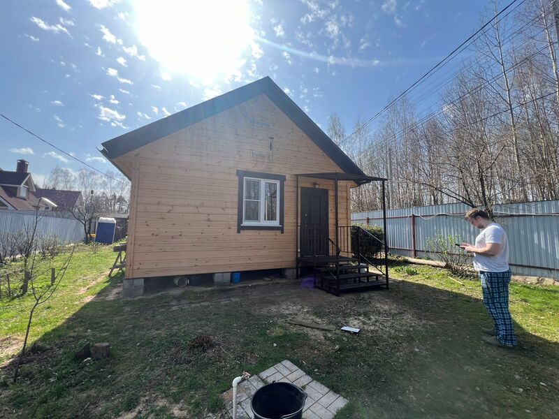 Металлическое крыльцо с навесом и перилами для деревянного дома