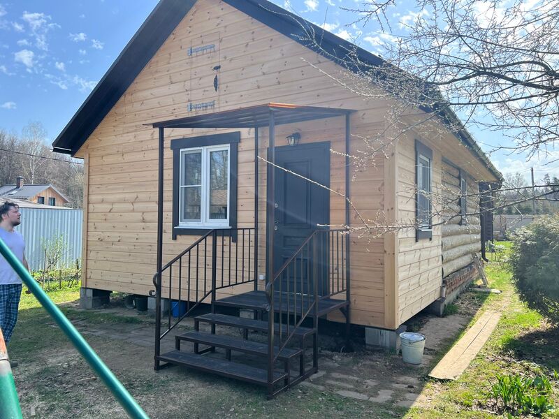 Металлическое крыльцо с навесом и перилами для деревянного дома