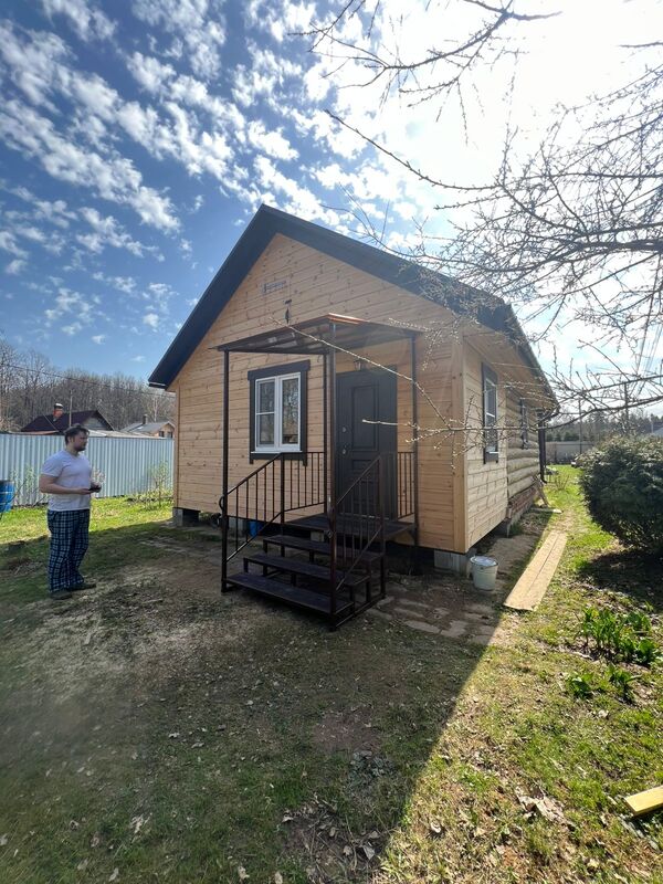 Металлическое крыльцо с навесом и перилами для деревянного дома