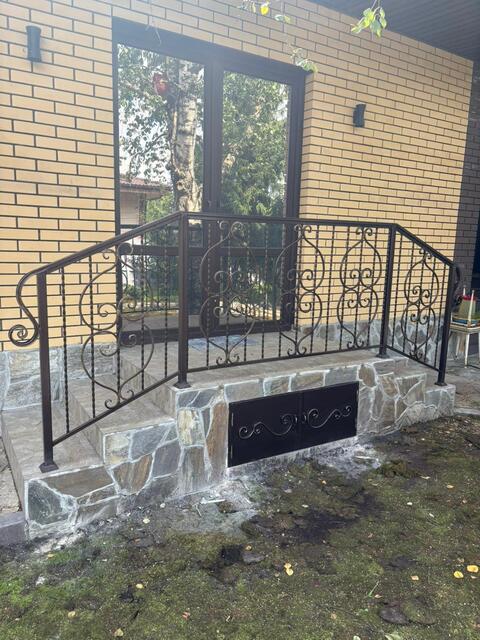 Кованые ограждения балконов и перила с виноградной лозой