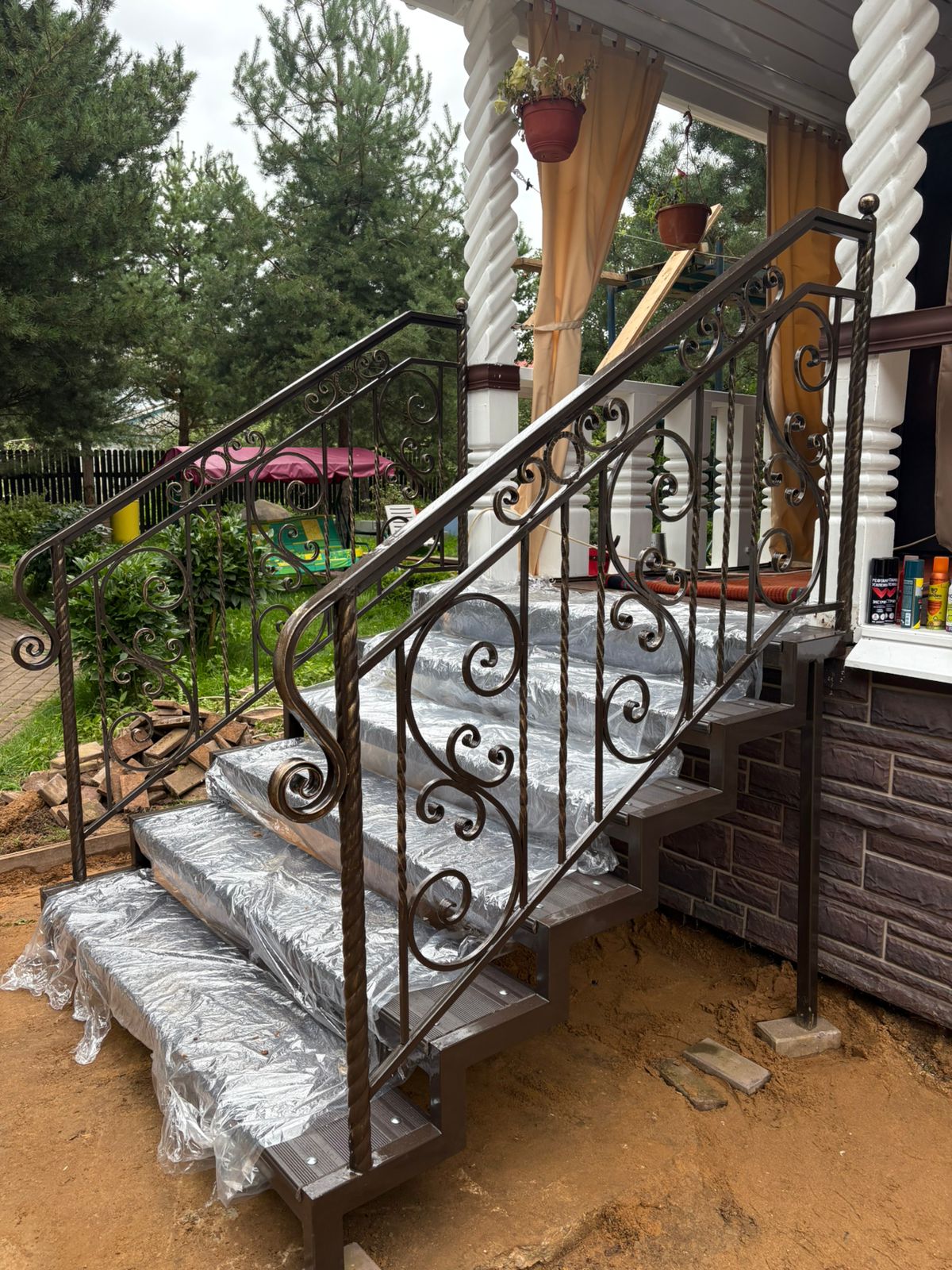 Крыльцо с коваными перилами