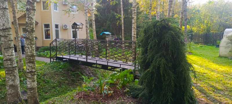 Металлический мостик с коваными перилами и фонарём