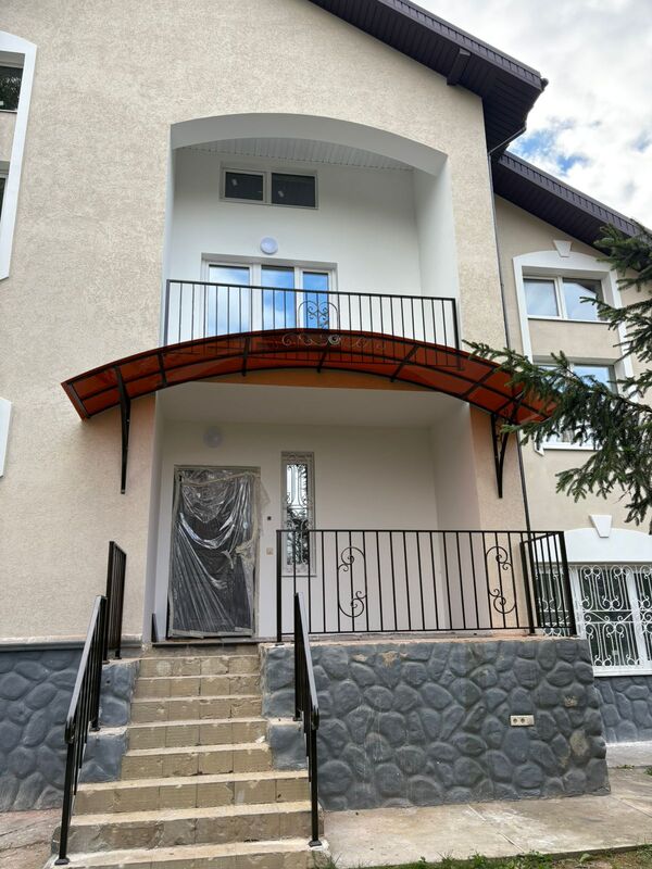 Входная группа с арочным козырьком и балконным ограждением