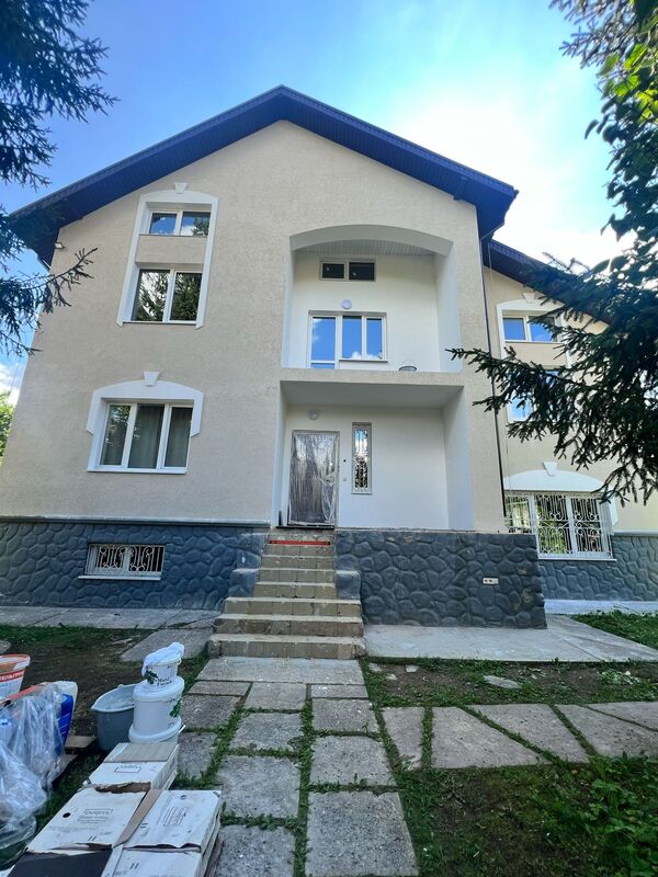 Входная группа с арочным козырьком и балконным ограждением