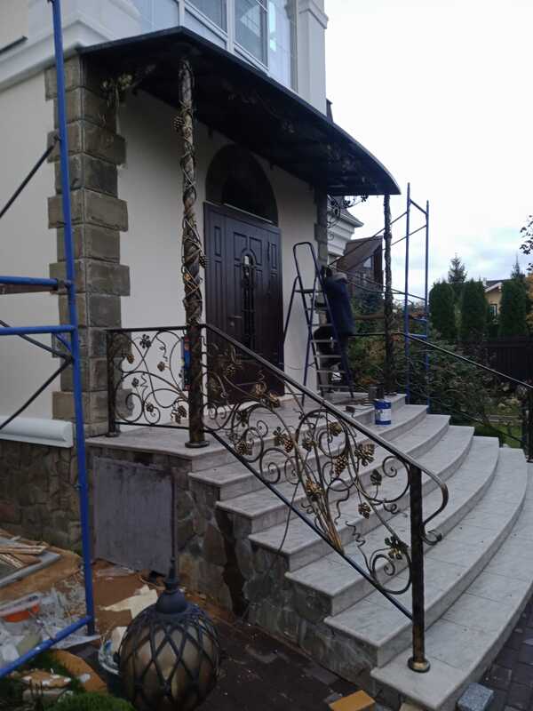 кованые столбы и перила