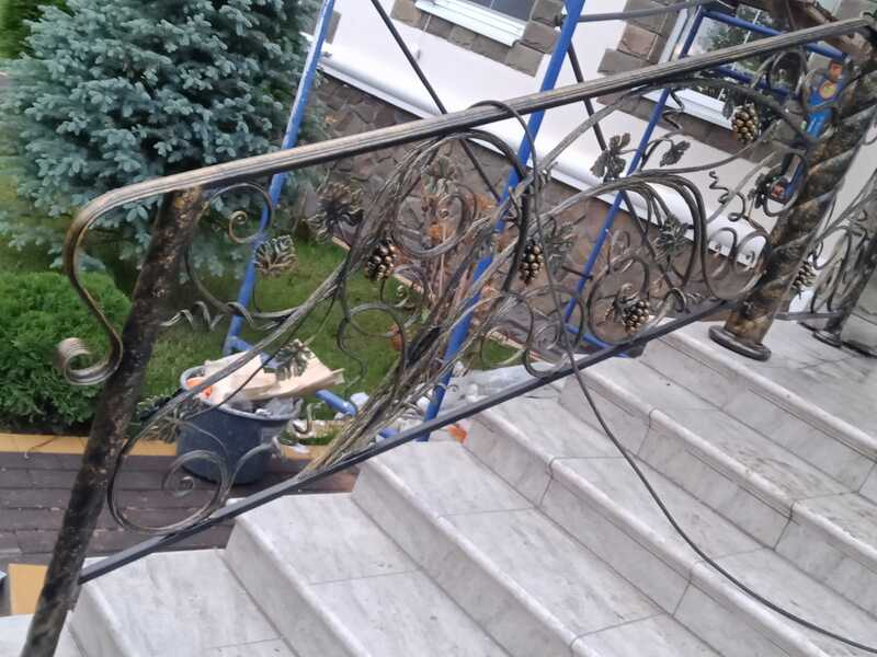 перила с виноградом и листьями