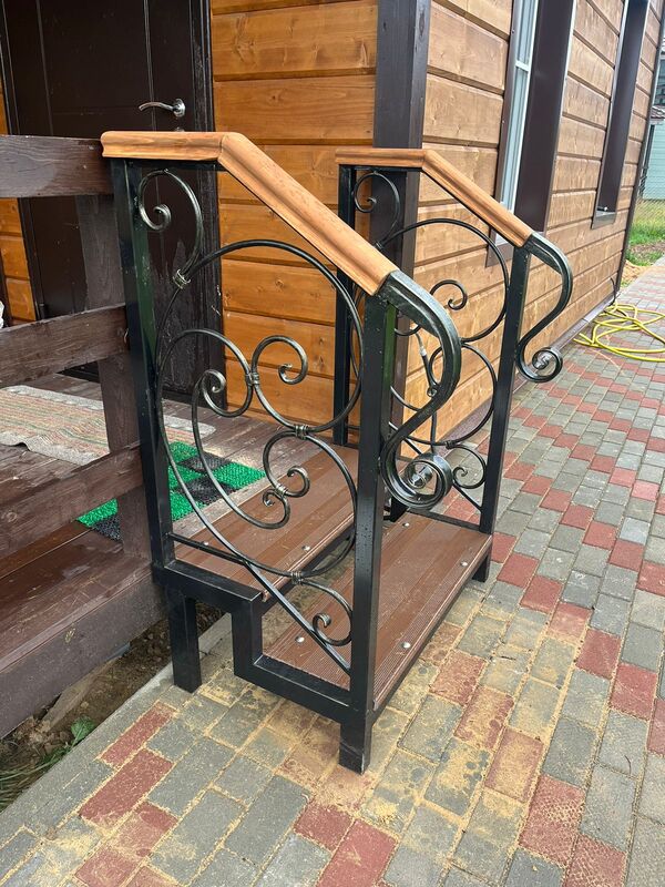 приставное крыльцо с двумя ступенями