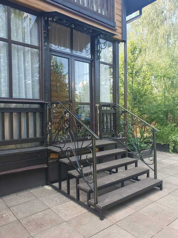 кованое крыльцо с козырьком