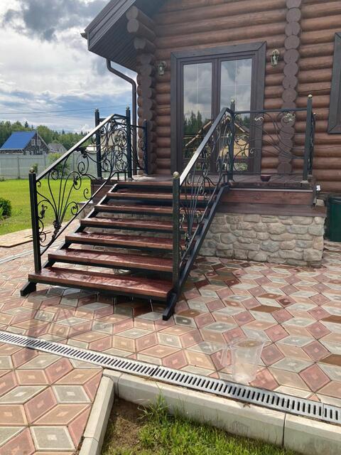 крыльцо на металлокаркасе с деревянными ступенями