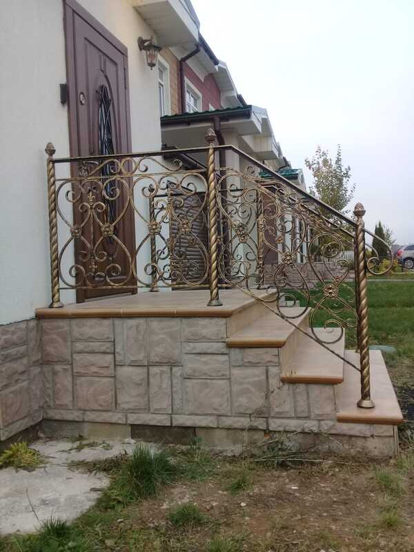 кованые перила на входную лестницу