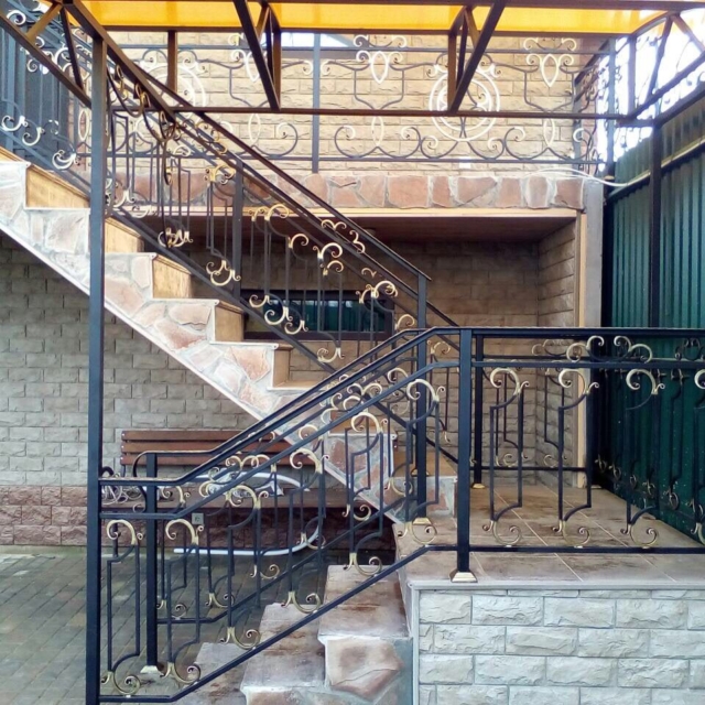 Кованые перила, ограждения и навес