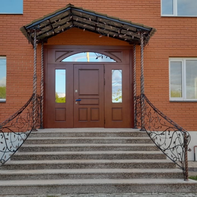 Кованое перила на крыльцо с кованым навесом