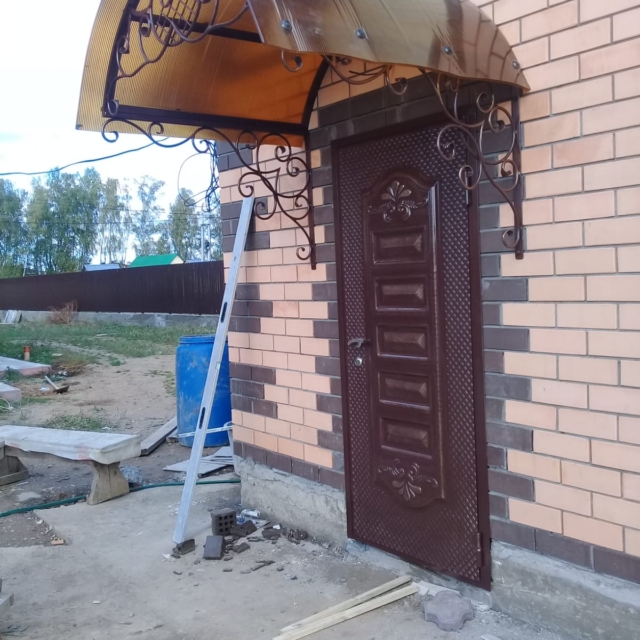 Козырек с ковкой из поликарбоната