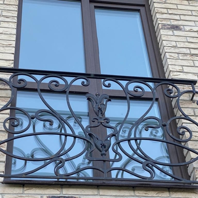Маленький кованый французский балкон