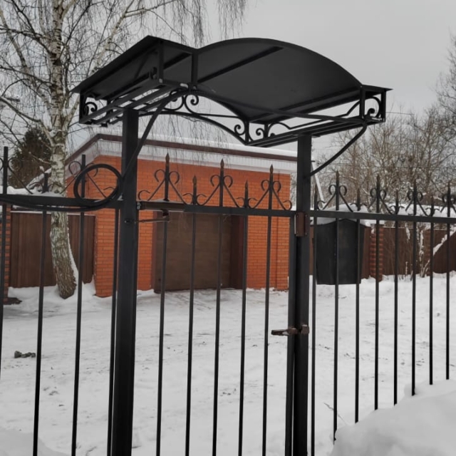 Козырек над калиткой