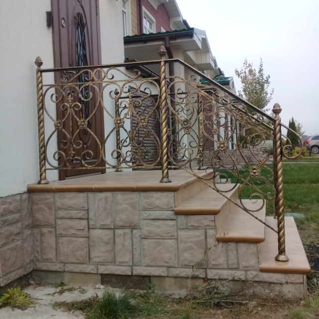 Кованые перила на входную лестницу