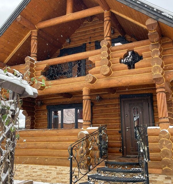 Кованое крыльцо и балкон для бревенчатого дома