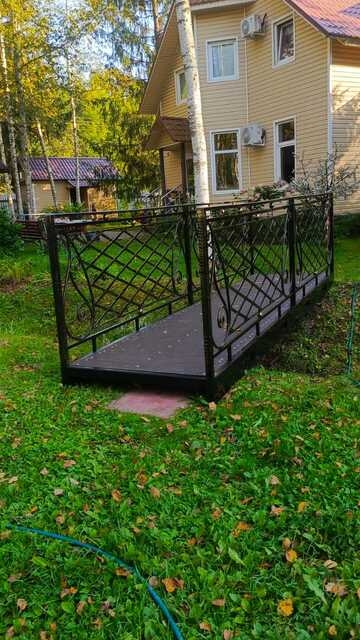 Садовый мостик с коваными ограждениями